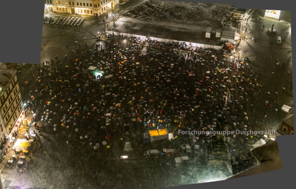 Panoramabild der Auftaktkundgebung Pegida auf dem Neumarkt vor der Frauenkirche Bild und Bearbeitung: Forschungsgruppe Durchgezählt